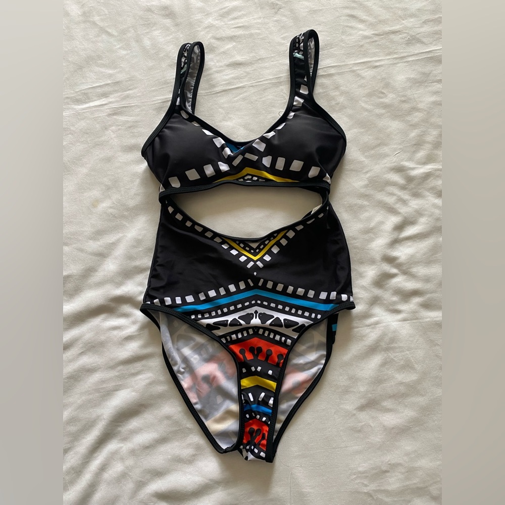 Women’s cutout swimwear new sz small